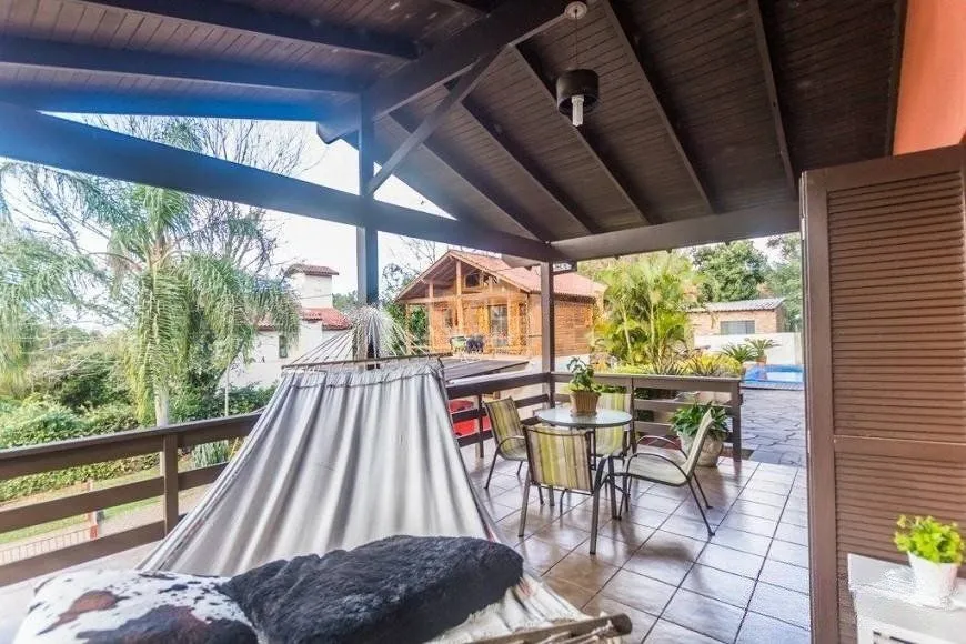 Imagem CASA DE 2 DORMITÓRIOS, PISCINA, CHURRASQUEIRA E 2 VAGAS DE GARAGEM NO BAIRRO HÍPICA