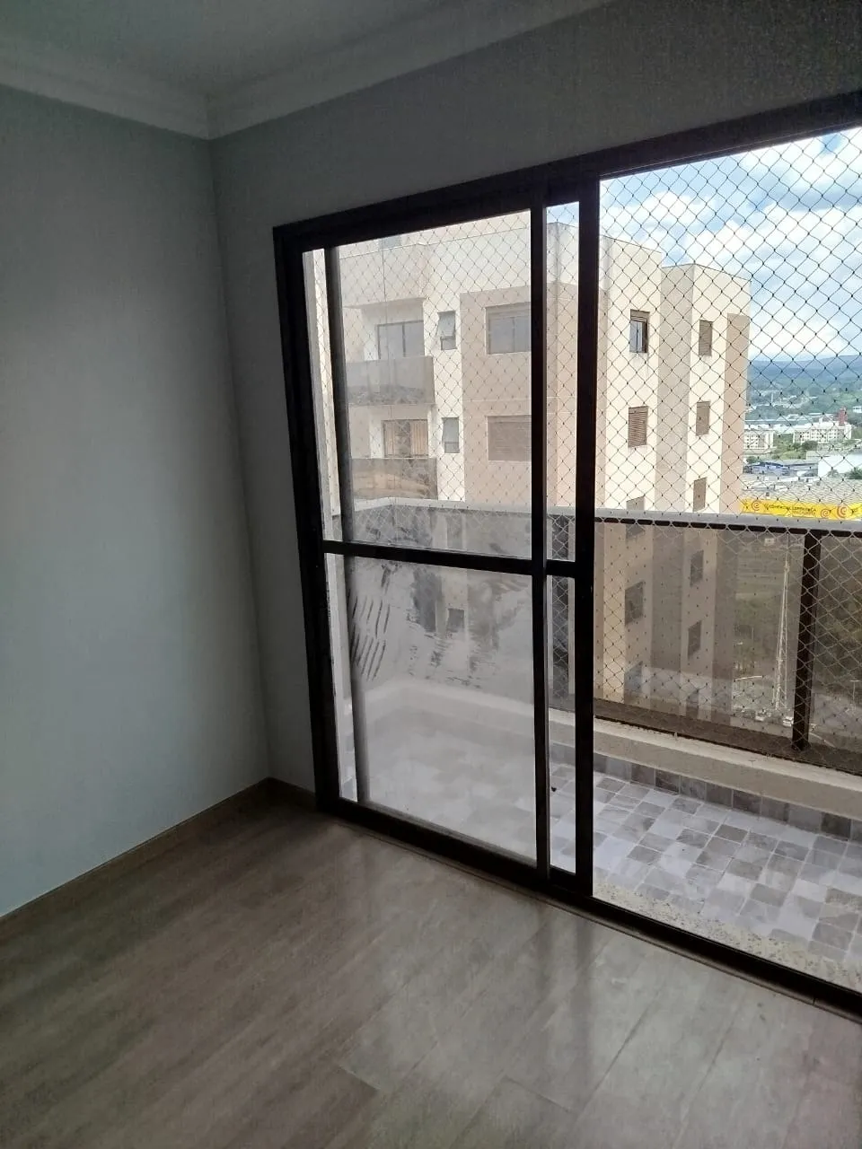 Imagem Apartamento em andar alto - Residencial Paris estuda permuta por lote