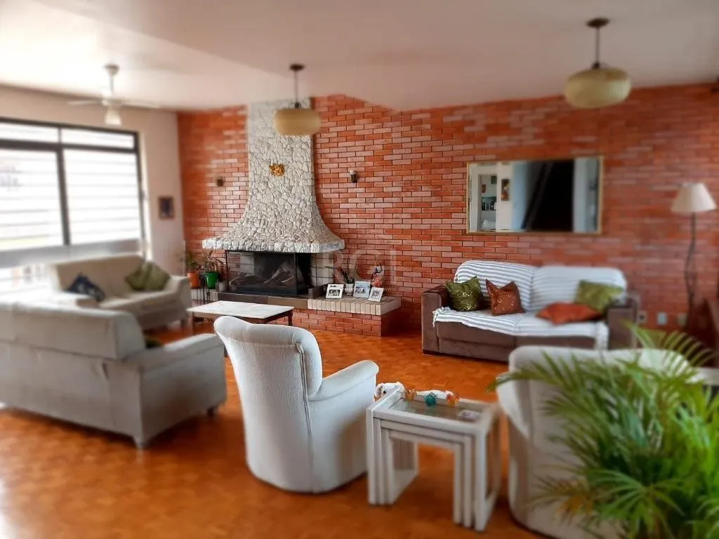 Imagem Vende casa com 05 quartos e garagem para 5 carros.