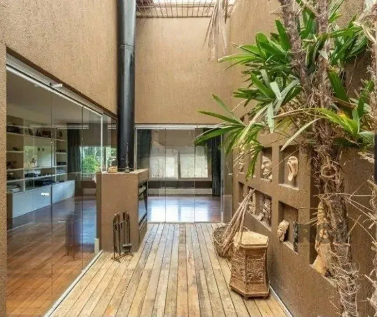Imagem Excelente casa de 220m² com 3 dormitórios no bairro Tristeza.