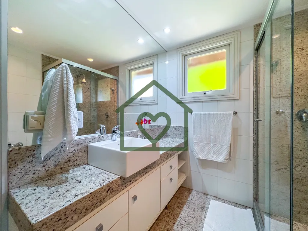 Imagem Esta belíssima residência de alto padrão oferece 4 suítes em 632m² de área privativa, elegante...