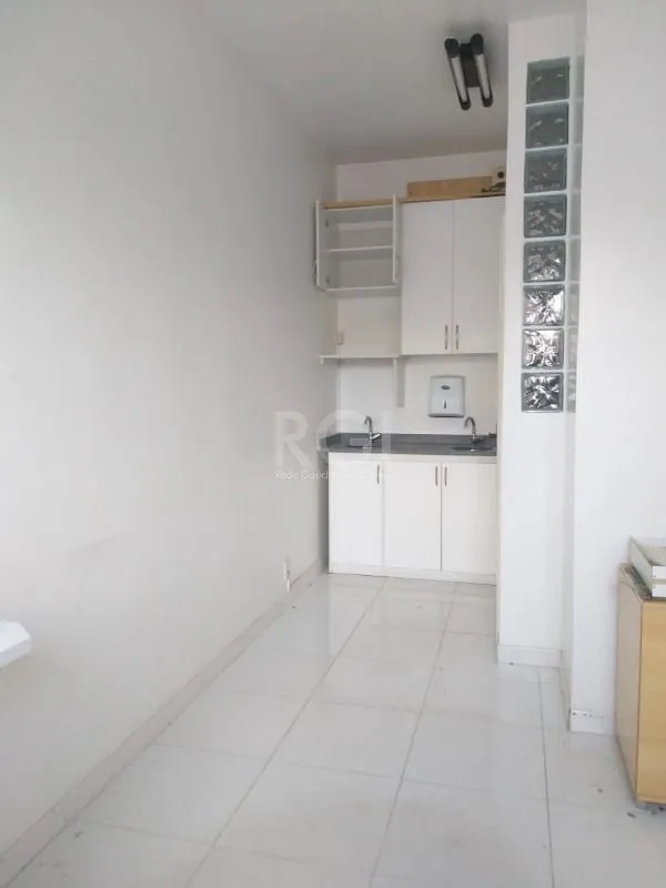 Imagem MÁFFER IMÓVEIS ALUGA Sala Comercial na Av. Cristóvão Colombo - Próxima à Félix da Cunha- 32.71m²