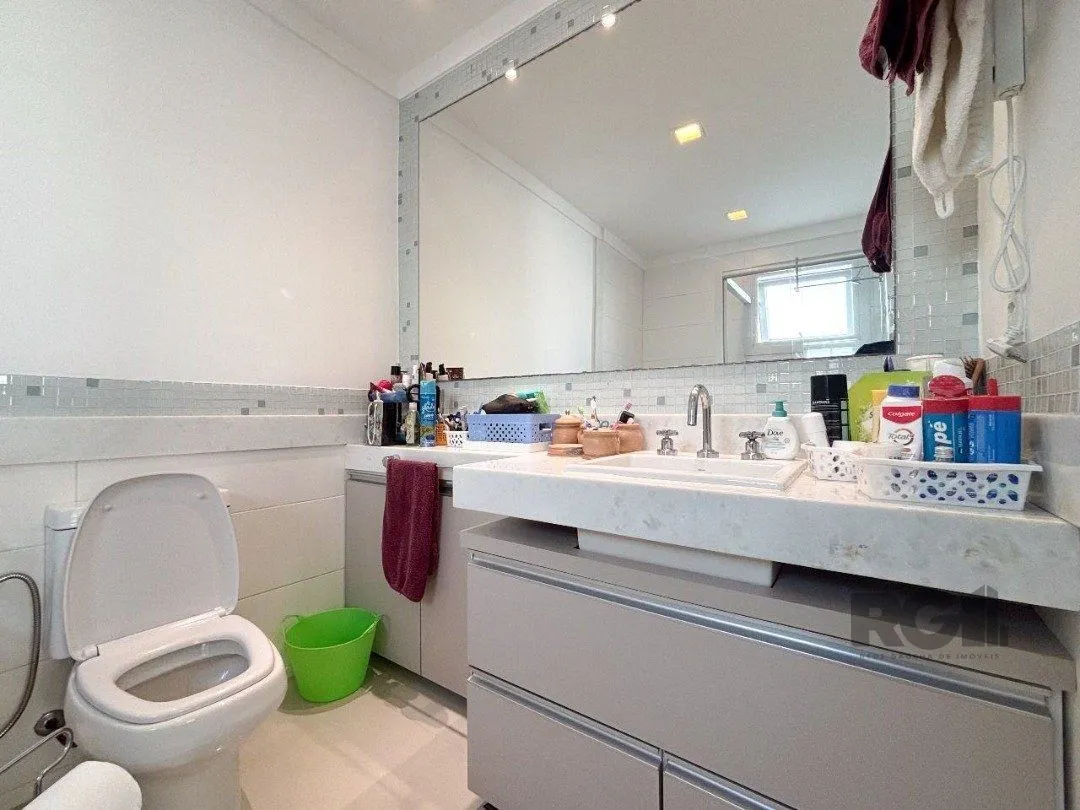 Imagem Casa em condomínio com pátio, piscina, 3 suítes e 2 vagas
