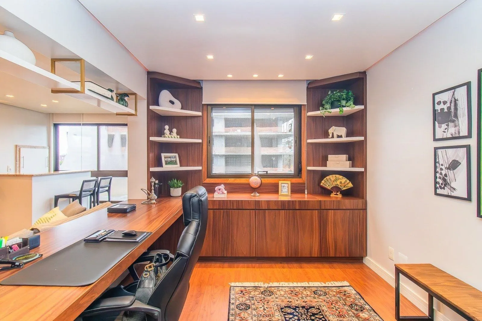 Imagem Apartamento Reformado e Mobiliado com 101m² e 2 Vagas no Coração do Rio Branco