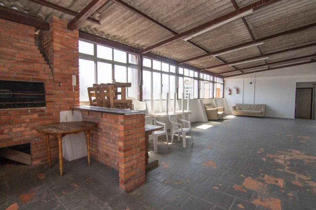 Imagem Apartamento de três dormitórios no bairro Independência em Porto Alegre.