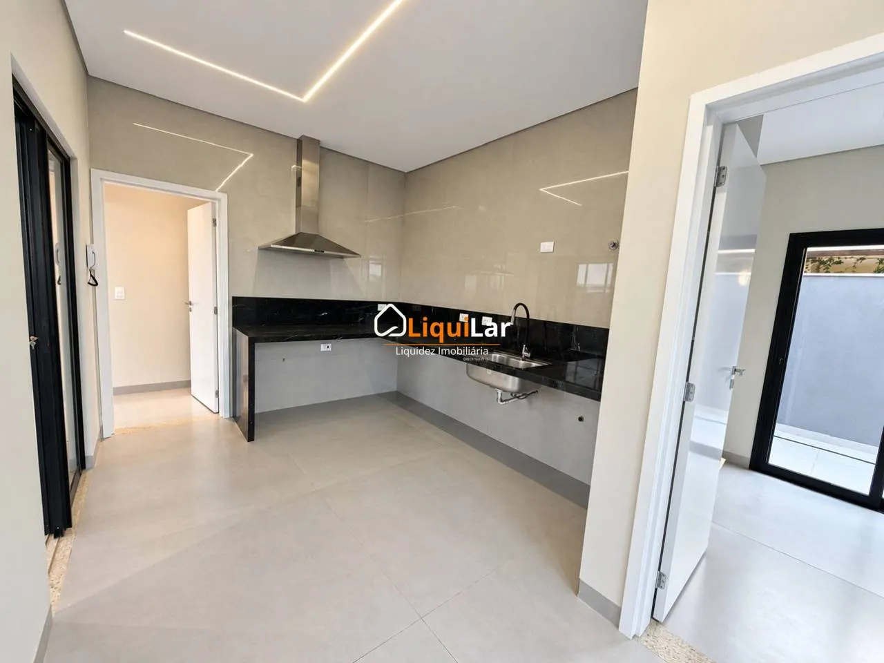 Imagem Casa Alto Padrão no Alphaville 3 com Escritório e Cozinha Separada