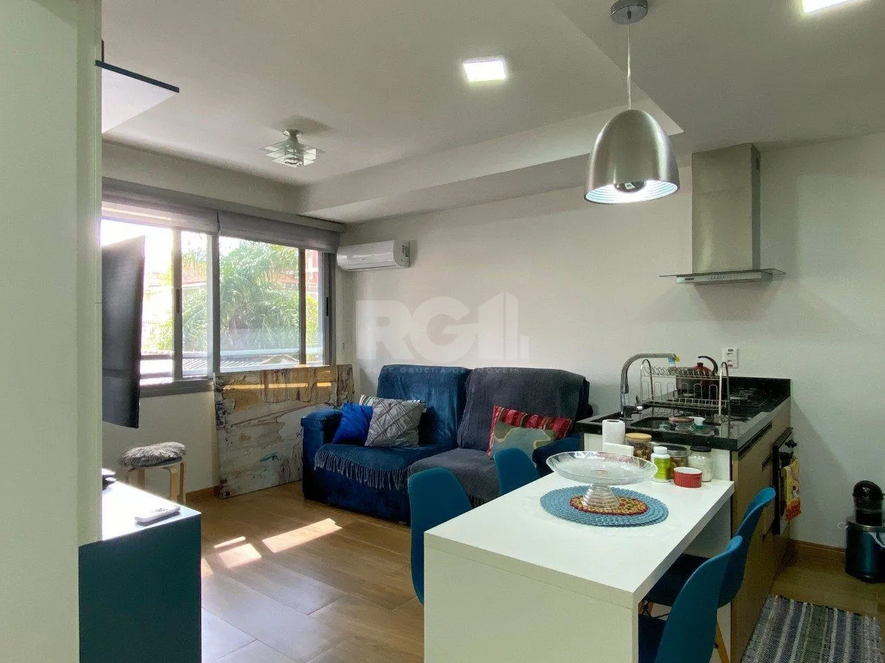 Imagem Apartamento em prédio premiado, totalmente montado, no miolo do Menino Deus