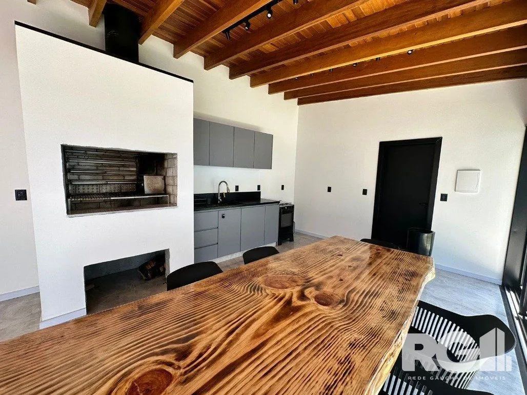 Imagem Casa de alto padrão a venda, totalmente mobiliada, com 2 dormitórios, 1 suite e 2 vagas no centro de Nova Santa Rita.