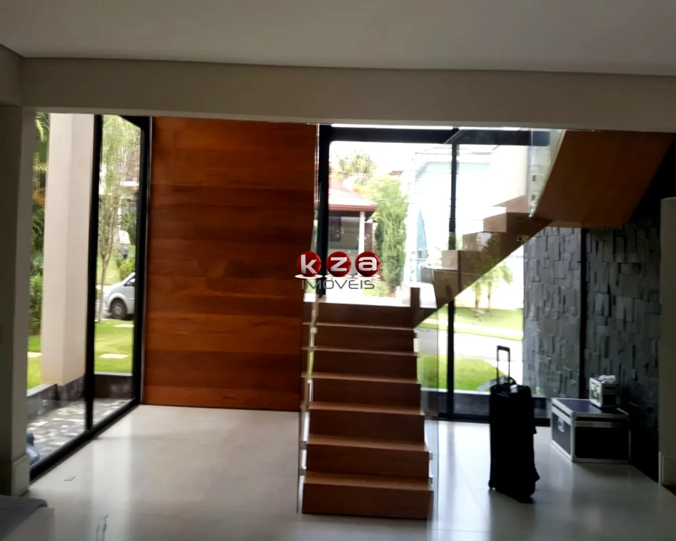 Imagem Luxuosa casa de alto padrão no Condomínio Portal do Lago em Valinhos-SP: 3 suítes, 3 salas, 5 banheiros, 4 vagas de garagem, 454m².