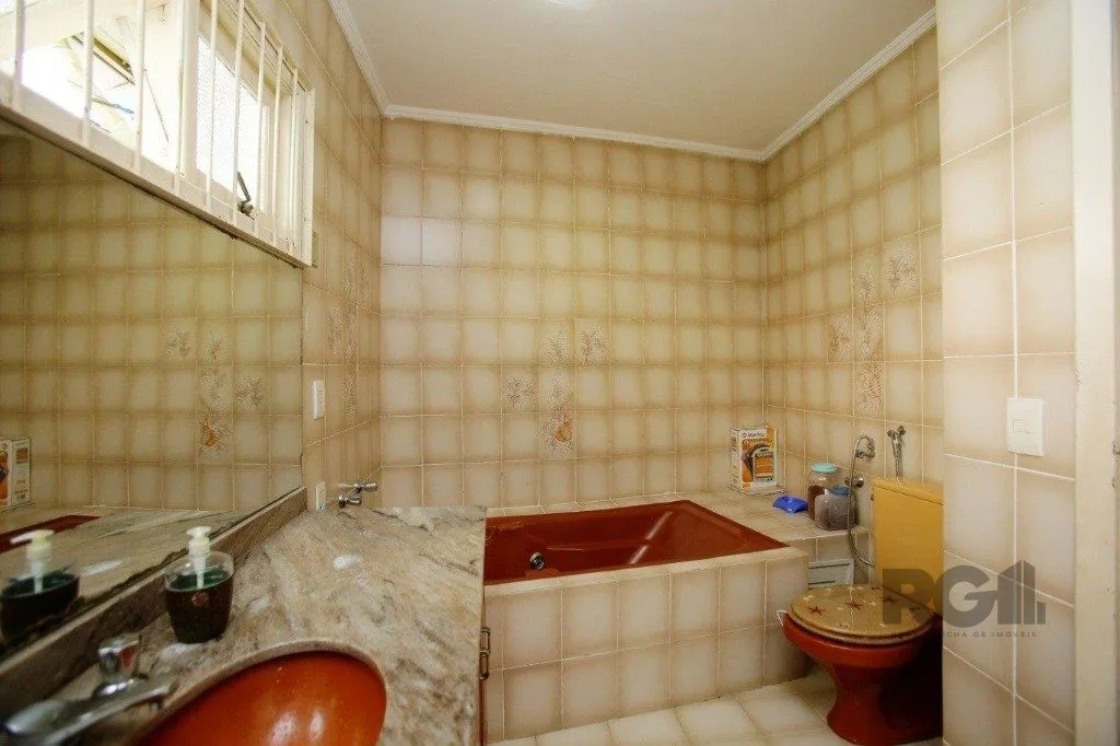 Imagem Excelente casa de 235m² com 4 dormitórios e 3 vagas no bairro Azenha.