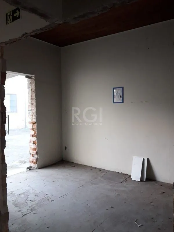 Imagem na Assis Brasil, Casa para Venda - 220m², 3 dormitórios, 2 vagas - Passo da Areia