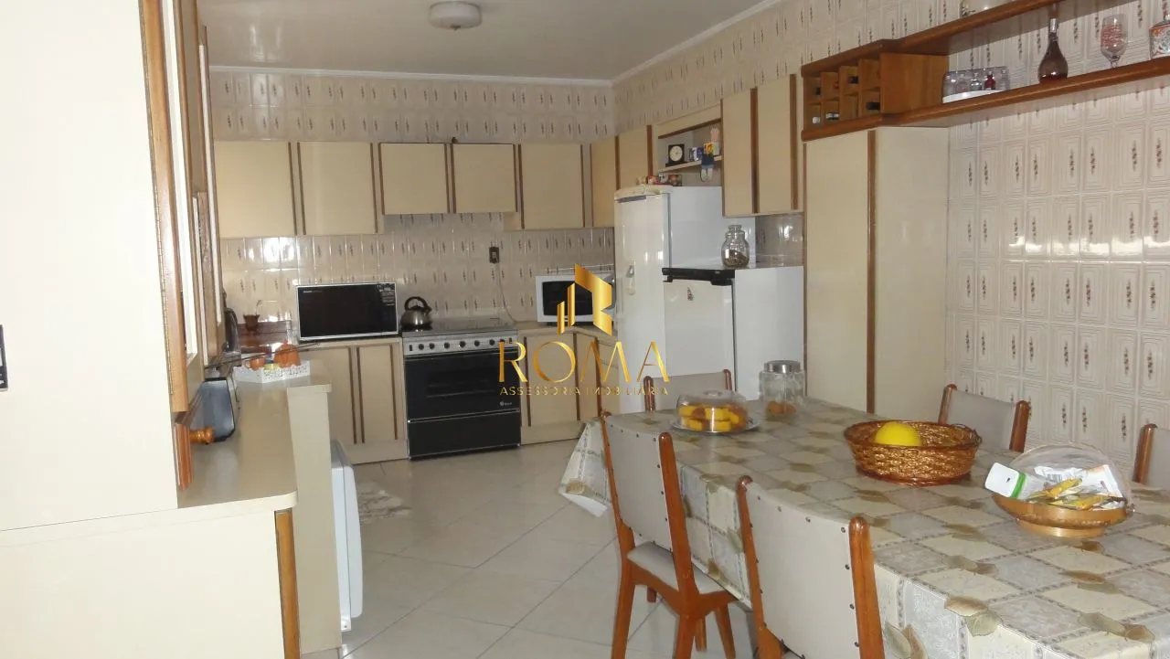 Imagem Casa à Venda no Centro de Santa Maria com 5 Dormitórios, Piscina e Salão de Fest