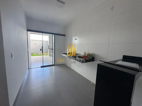 Imagem A casa possui:

- Sala;
- 3 quartos, sendo 1 suíte; 
- 2 banheiros, sendo 1 suíte e 1 banheiro soc...