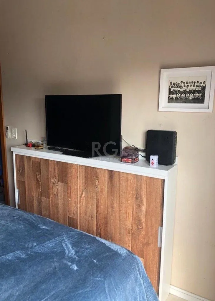 Imagem Casa com 03 dormitórios, 01 suíte, pátio com churrasqueira e 03 vagas de garagem no bairro Tristeza