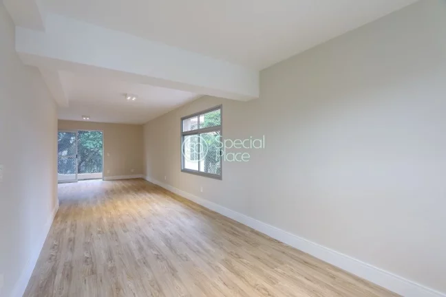 Imagem Conforto e praticidade são reunidos neste apartamento de três suítes no Campo Belo. Saindo do hal...