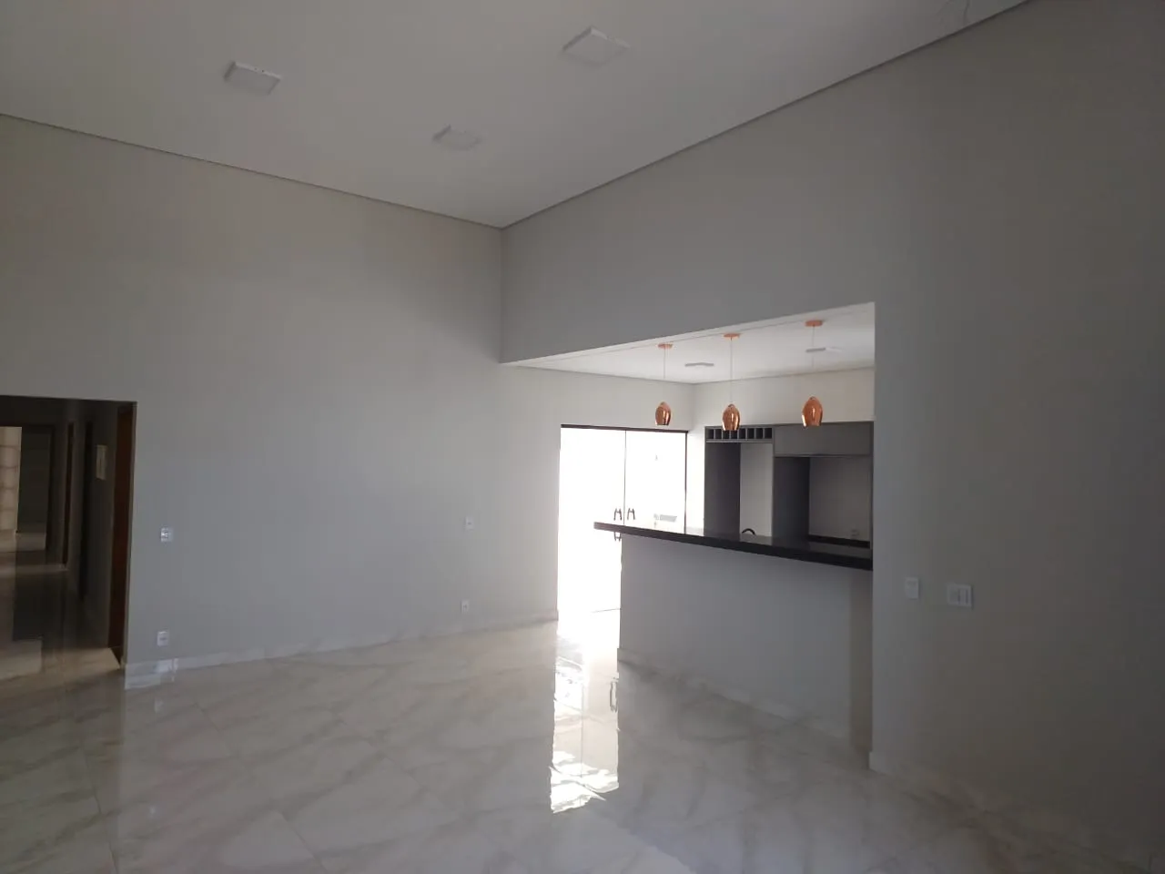 Imagem Casa de Luxo em Condomínio na Aparecidinha, Sorocaba-SP: 3 Quartos, 3 Suítes, 4 Vagas - 181m² - Venda ou Locação