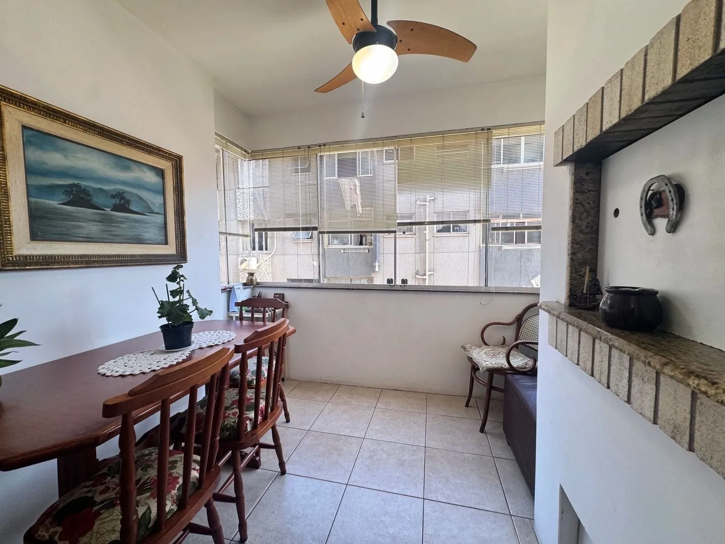 Imagem Apartamento dois dormitórios ( uma suíte) garagem/depósito Bairro Menino Deus
