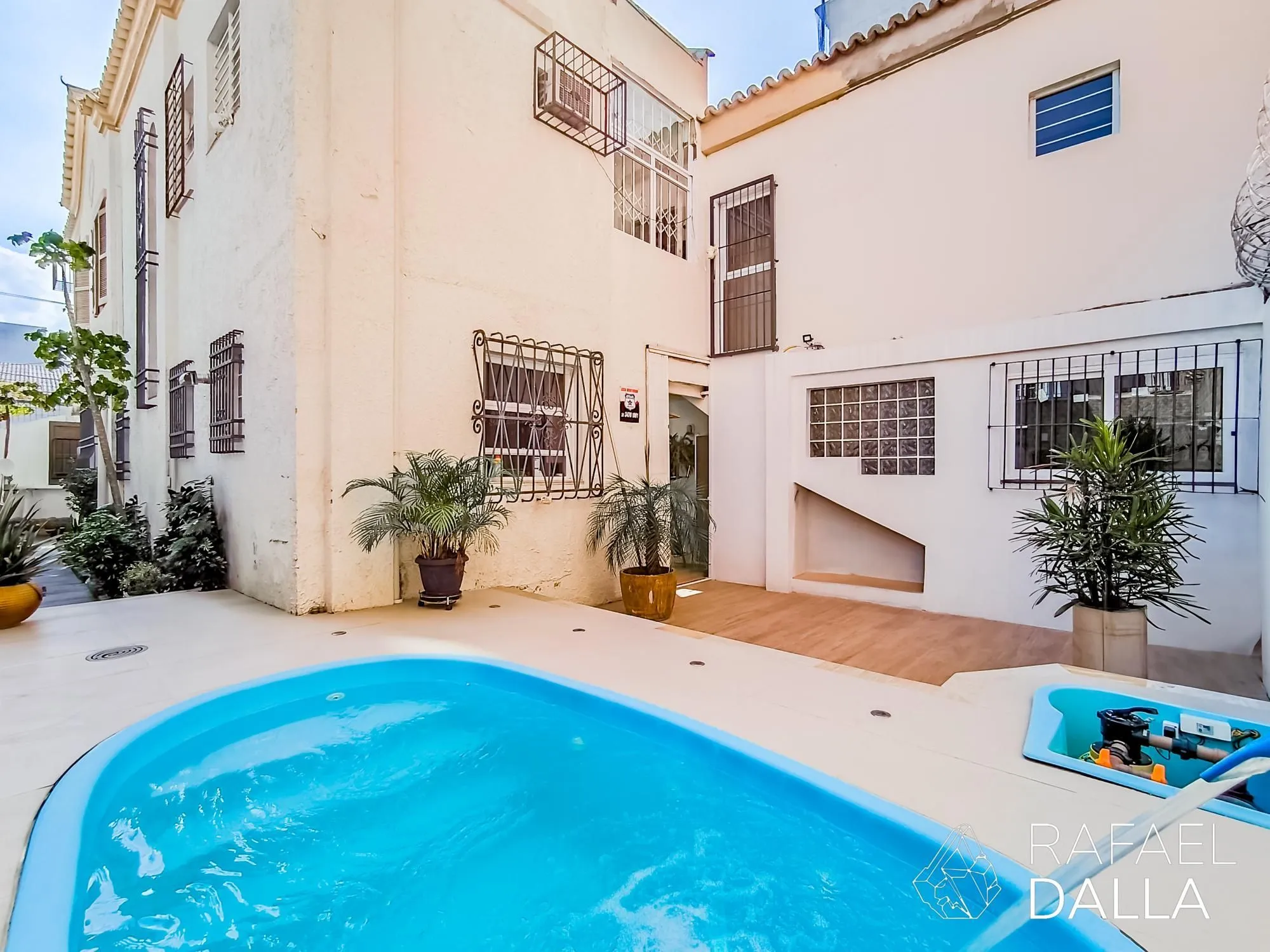 Imagem Casa com piscina e 5 vagas em frente ao Zaffari na Luiz Afonso