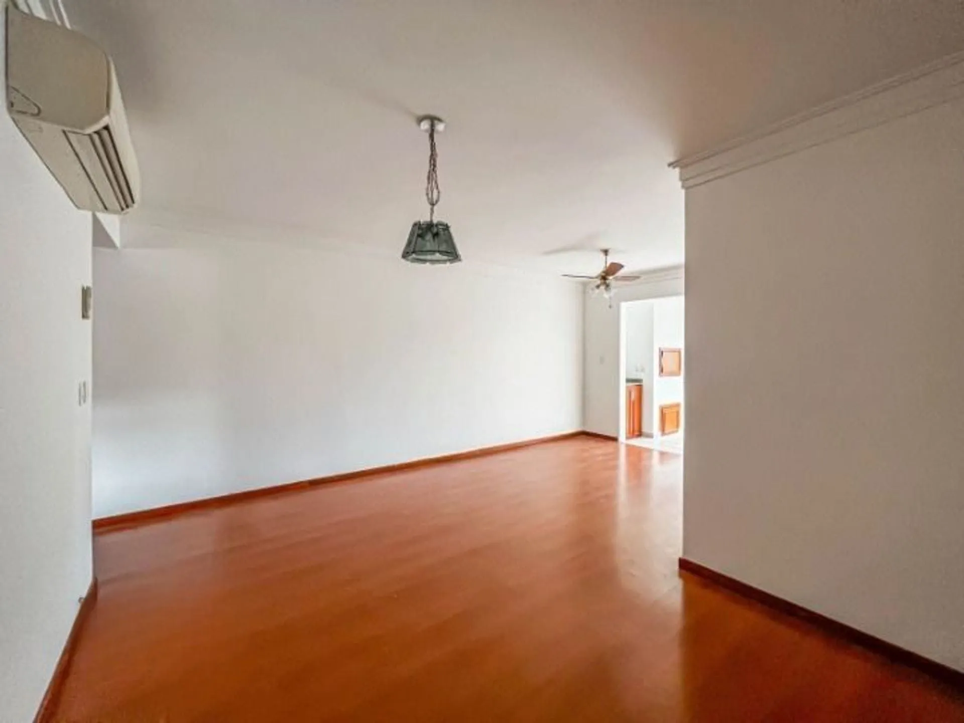 Imagem Apartamento de 3 quartos, suíte e 1 vaga de garagem no bairro Menino Deus em POA