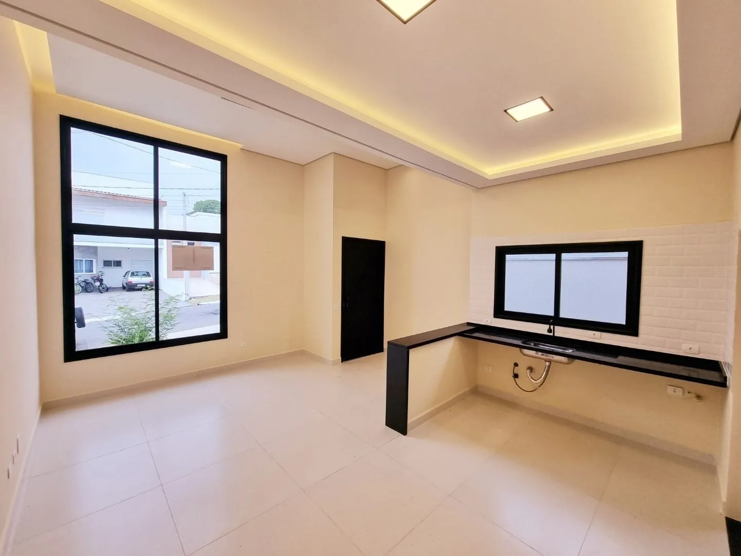 Imagem Exclusiva Casa Moderna no Condomínio Vila Romana: Ambientes Integrados, Área Gourmet, Suíte Ampla e Detalhes em LED para Conforto e Sofisticação