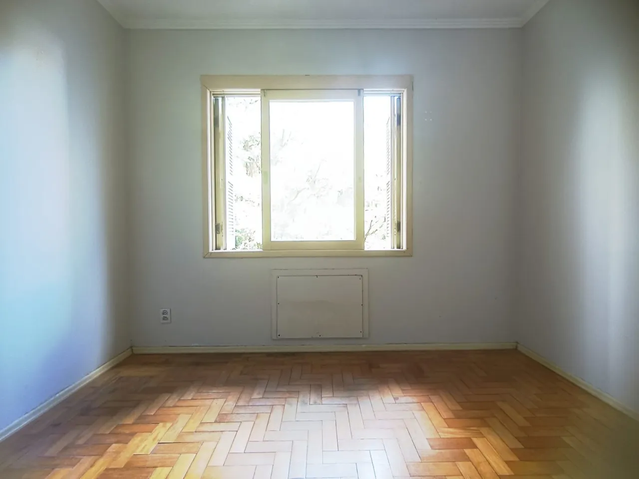 Imagem Apartamento de 2 dormitórios para locação no bairro Menino Deus, na Rua Barão do Gravataí. Um i...