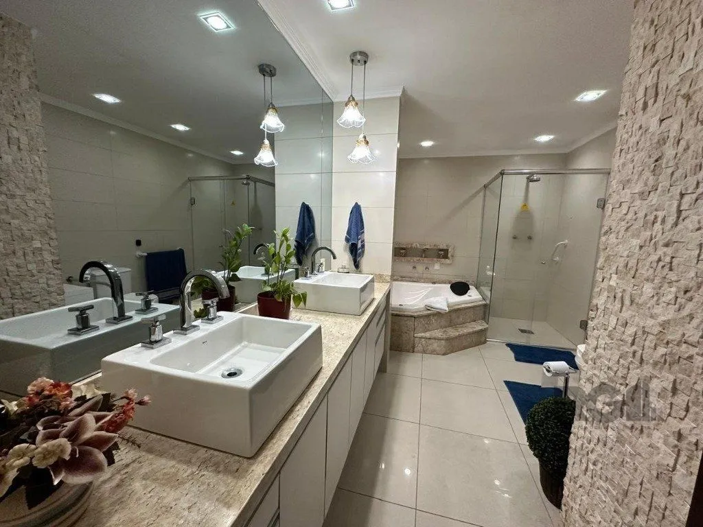 Imagem Vende-se ampla casa 3 quartos com hidro, 2 vagas, living com ladeira e salão de festas com churrasqueira - 260m² - Medianeira