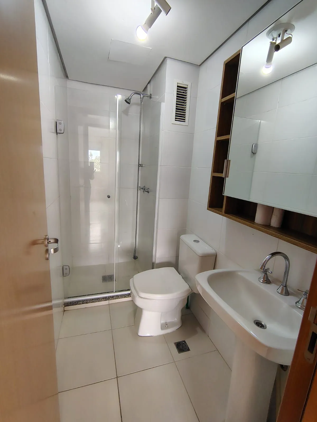Imagem Apartamento de 2 dormitórios, living, cozinha planejada, área de serviço, banheiro social e 1 vaga de garagem escriturada.