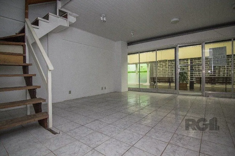 Imagem Loja térrea com mezanino em ponto nobre da Vinte e Quatro de Outubro