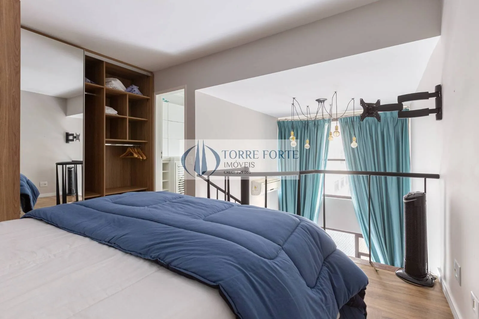 Imagem Loft com pé direito superior a 5 metros, 53 m², 1 suíte no mezanino