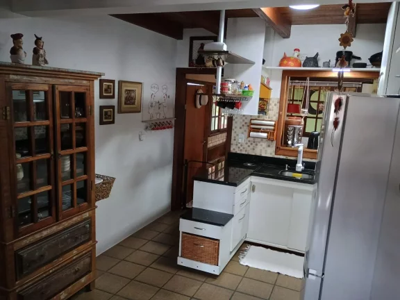 Imagem Espaçosa casa em Garopaba-SC: 3 dormitórios, suíte, jardim e documentação completa.