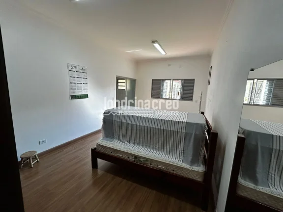 Imagem Imóvel com 500m² de terreno e 189m² construídos, 3 quartos (2 suítes), sala 2 ambientes, edícula 62m², garagem 4 carros, quintal e jardim