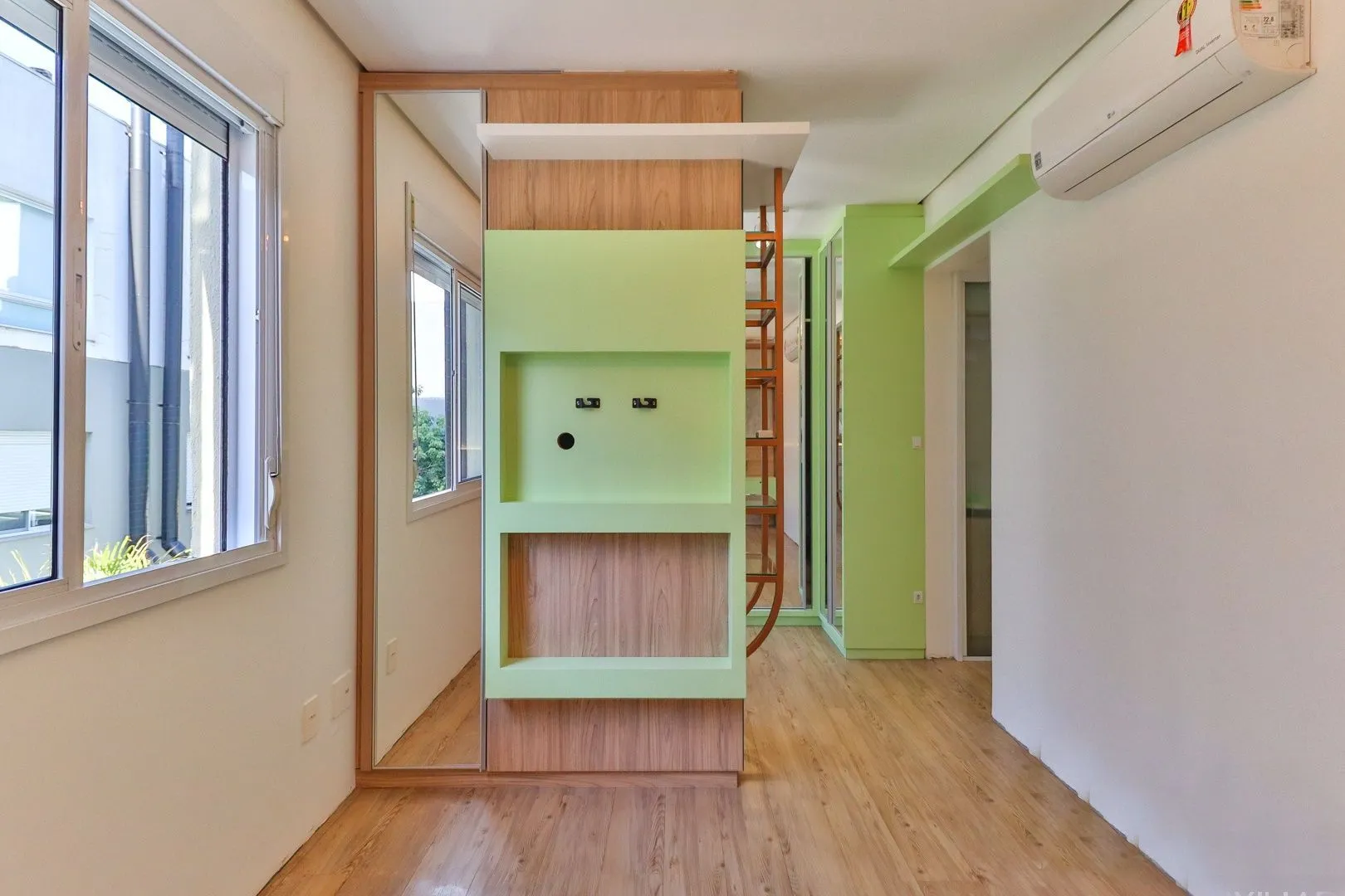 Imagem CASA TRIPLEX COM 4 SUITES E 2 VAGAS- SEMIMOBILIADA