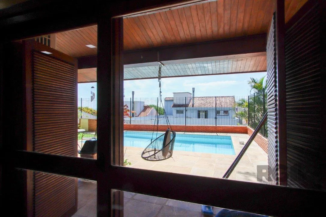 Imagem Casa com 4 dormitórios, sendo 1 suíte, com 2 vagas cobertas, no bairro Nonoai, Porto Alegre, RS