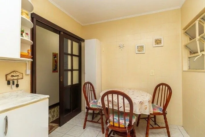 Imagem Formidável apartamento com 3 dormitórios (2 deles são suíte), peças amplas e bem iluminadas, banheiro auxiliar e cozinha com área de serviço separada. Dispõe de uma vaga de garagem coberta. Edifício com elevador e sistema de segurança por câmeras.