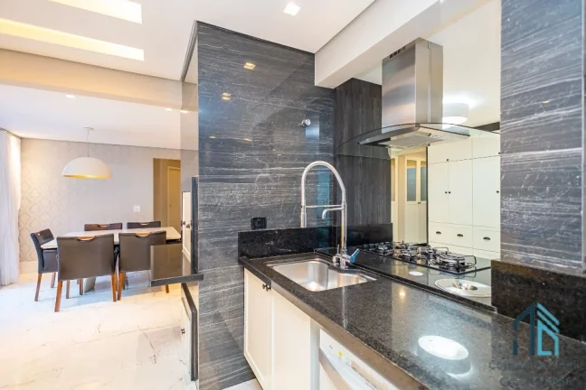 Imagem Casa Alto Padrão, amplo terreno, 03 quartos c/suíte, piscina, 8 vagas, em Santa Felicidade Curitiba PR