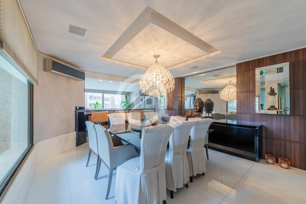 Imagem Apresentamos um sofisticado apartamento no bairro Petrópolis, com 266 m² de área privativa, ofere...