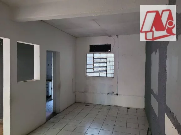 Imagem No bairro Bom Fim, prédio de 2 andares com pátio