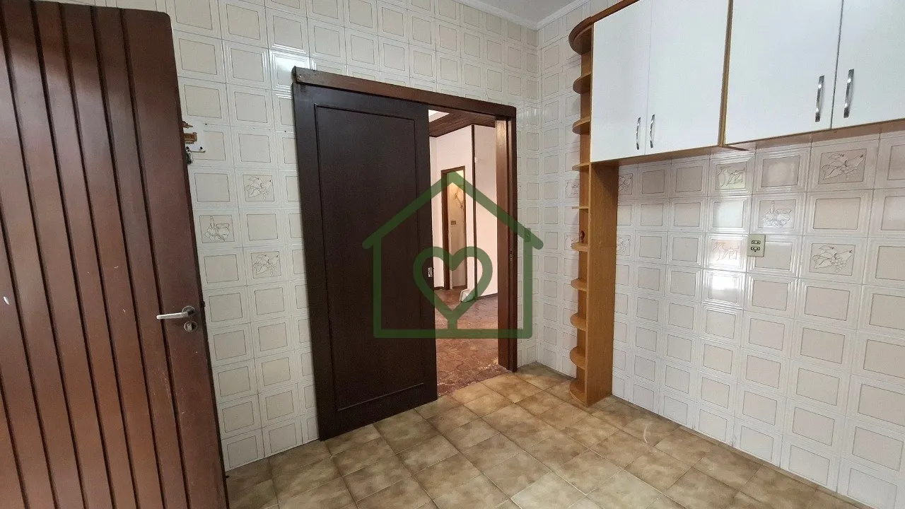 Imagem Casa 3 dormitórios sendo um suíte com sacada e garagem para dois carros. No andar inferior: Living...