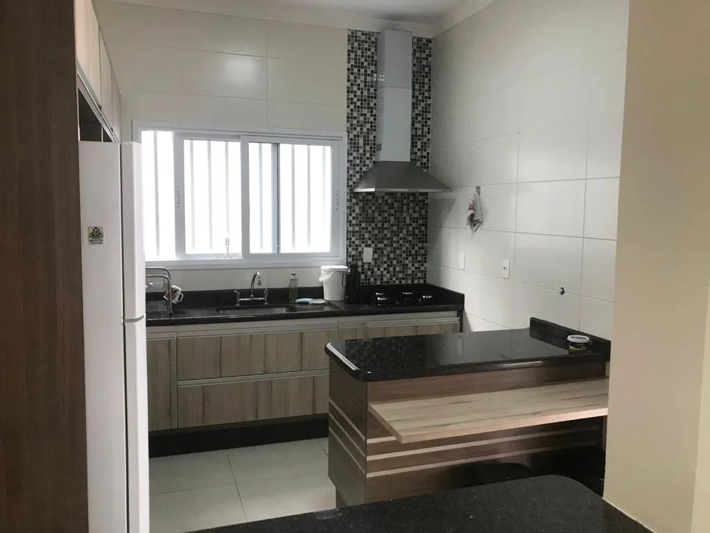 Imagem Lindo Sobrado no Bairro Jardim Karolyne com 235m².