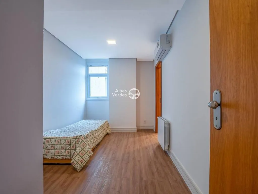 Imagem VENDE-SE APARTAMENTO COM 4 SUITES PROXIMO A RUA COBERTA DE GRAMADO