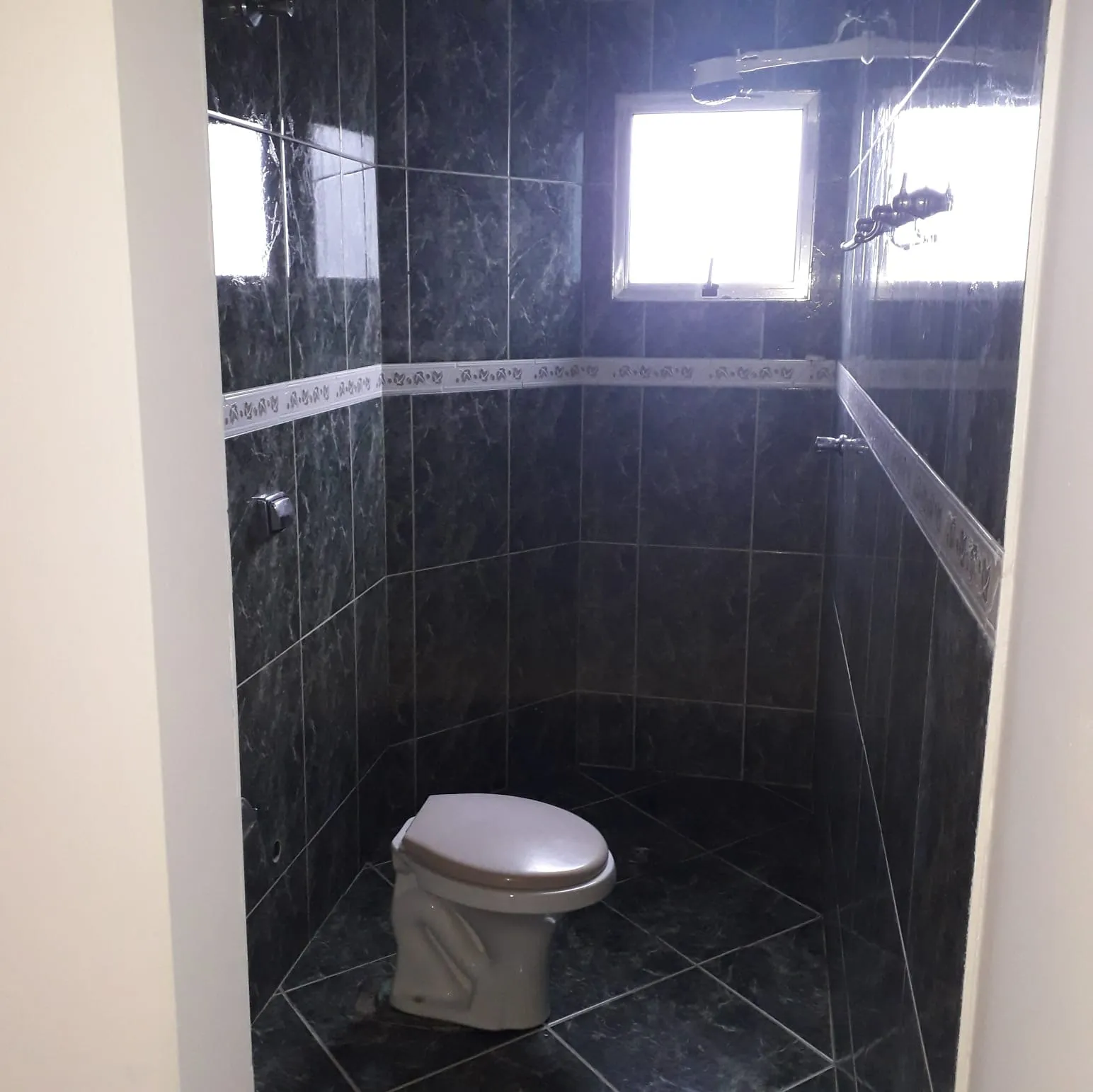 Imagem "Residência Confortável e Prática: Garagem Coberta, Três Dormitórios Aconchegantes, Sala Ampla, Cozinha Espaçosa e Mais! Descubra o Seu Novo Lar."