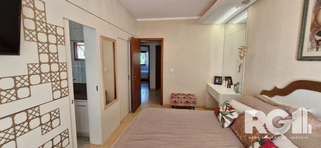 Imagem Sobrado com três dormitórios no Condoínio Residência Jardim Verde Ipanema.