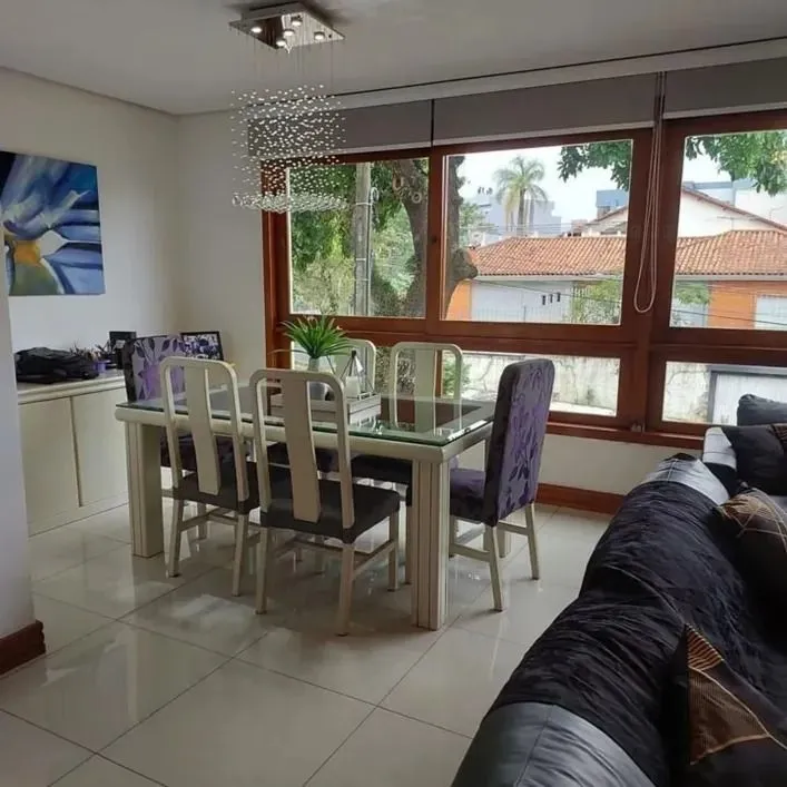 Imagem Sobrado com 3 dormitórios, terraço e espaço gourmet no São Sebastião - POA