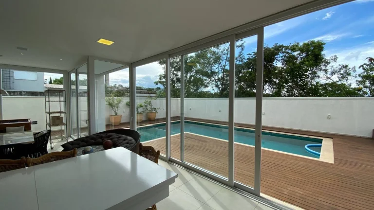 Imagem Casa a venda com 3 Quartos ( Suítes), 6 Vagas. Granja Viana.