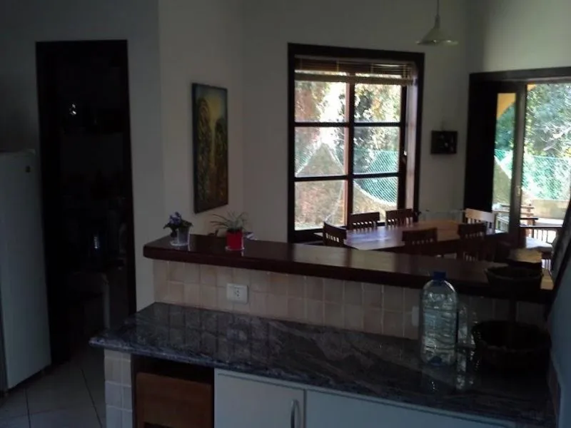 Imagem Casa de Luxo em Condomínio de Prestígio em Valinhos-SP: 4 suítes, uma independente, 3 salas, escritório, 6 banheiros, 4 vagas, 400m², em meio ao verde