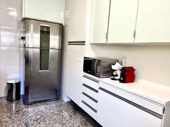 Imagem Apartamento de Luxo na Vila Hamburguesa: 3 quartos, 3 suítes, 3 salas, 5 banheiros e 4 vagas de garagem, 188m², São Paulo-SP.