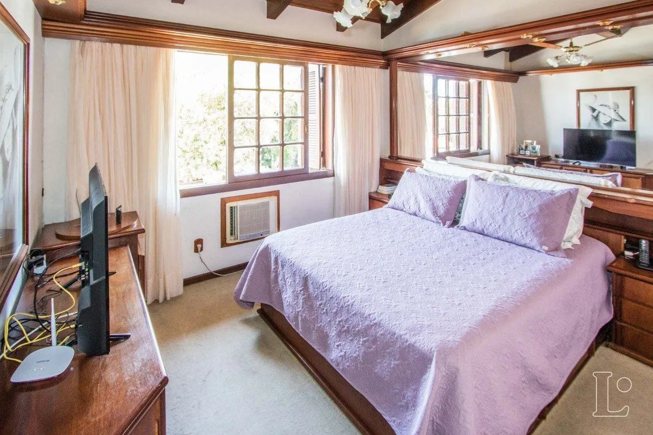 Imagem Casa para Venda - 238.68m², 4 dormitórios, sendo 1 suites, 4 vagas - Ipanema
