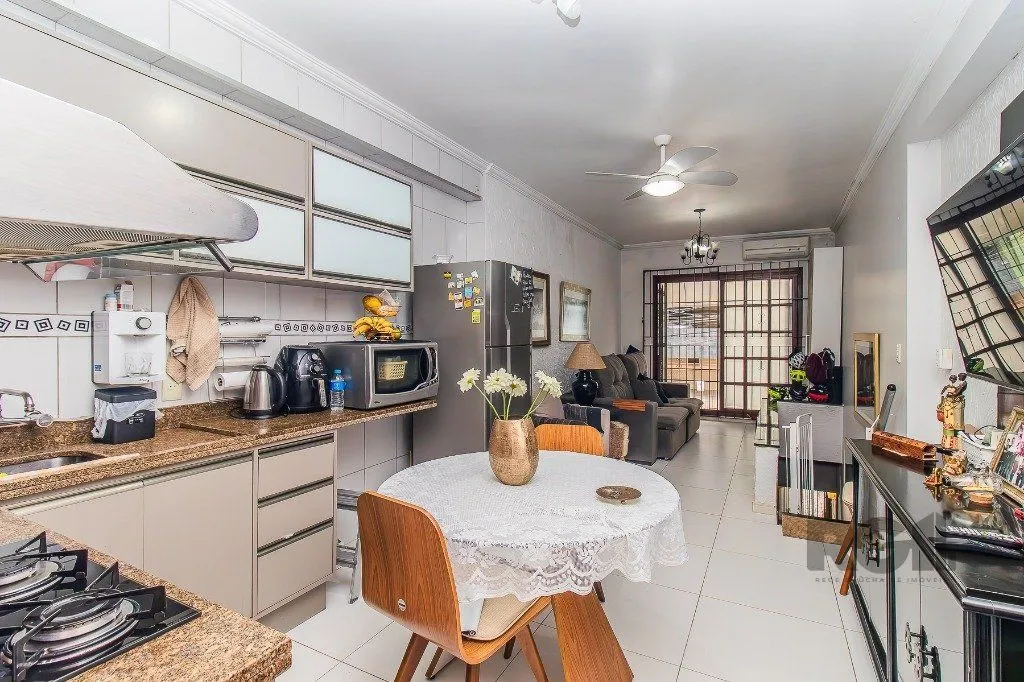 Imagem Casa para Venda - 110m², 2 dormitórios, sendo 1 suítes, 2 vagas - Menino Deus
