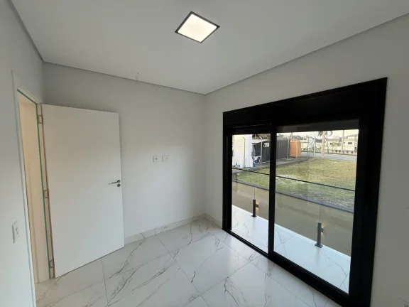Imagem Casa à Venda com 6 Vagas e Piscina em Santana de Parnaíba
