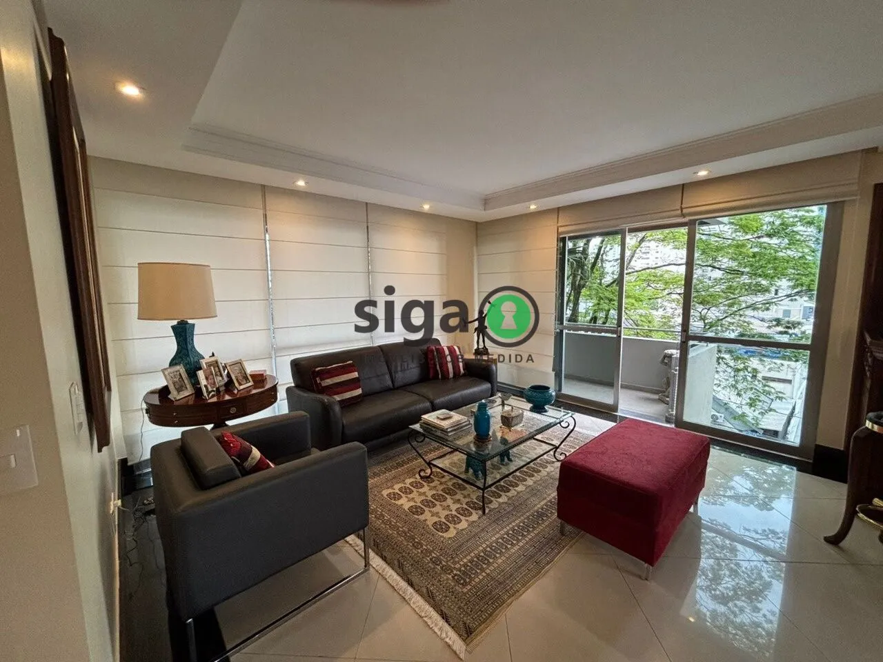 Imagem Sofisticação e Espaço em Moema: 230 m² com Vista Livre e Estilo Neoclássico